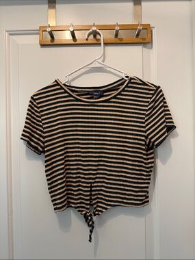 🥳 5 for $25 BUNDLE Forever 21 Navy and Beige Striped Tie-Front Crop Tee